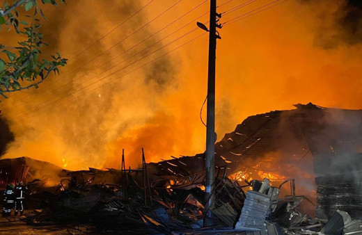 Yalova'da büyük yangın! Kereste fabrikası saatlerce söndürülemedi