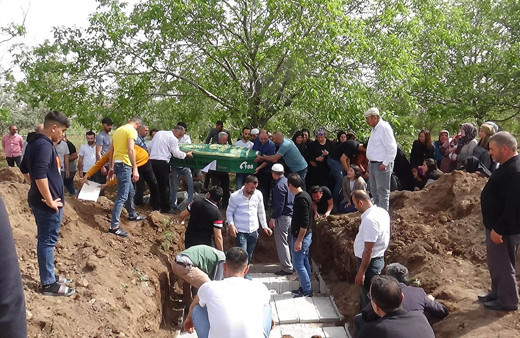 Kilis'te korkunç kaza! Aynı aileden 4 kişi öldü yan yana mezarlara gömüldüler