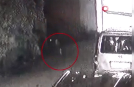 İstanbul'da polis şehit oldu! Yakalamak istediği şahs kafasına cisim atıp 2. kattan düşürdü o anın vudeosu