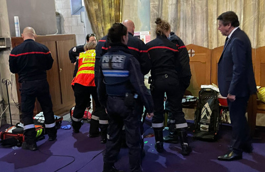 Fransa'da kiliseye bıçaklı saldırı dehşeti! Biri rahip 2 kişi yaralandı