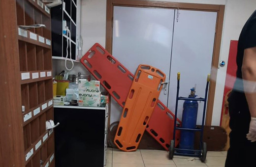  Lice’de ölen hastanın yakınları sağlık çalışanlarına saldırdı! Polisin silahını almaya kalktılar