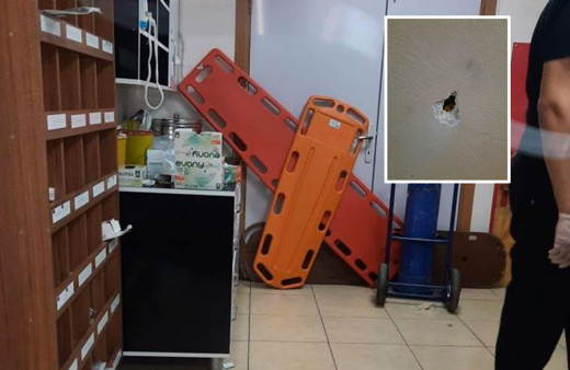 Sağlıkçılar sedyelerle barikat kurdu Lice'de hastane savaş alanına döndü