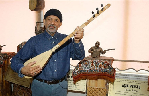 Amerikalı caz sanatçısı halk ozanlarının eserlerini İngilizce yorumluyor