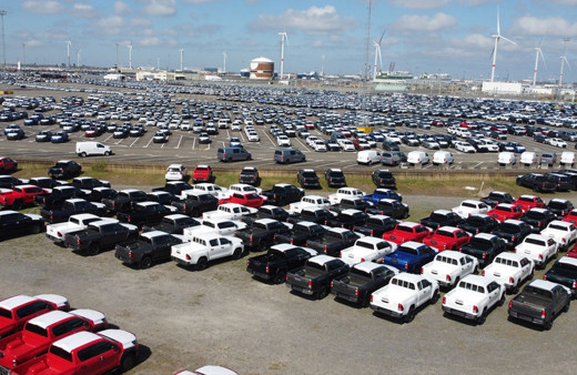 Rusya'ya gidecek binlerce araç Belçika limanına takıldı