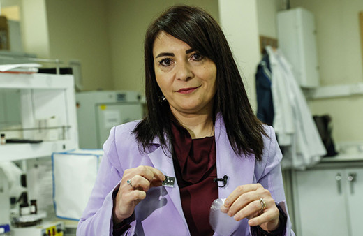 Cep telefonlarını, giyilebilir ve organik güneş piliyle şarj etmeyi hedefliyor