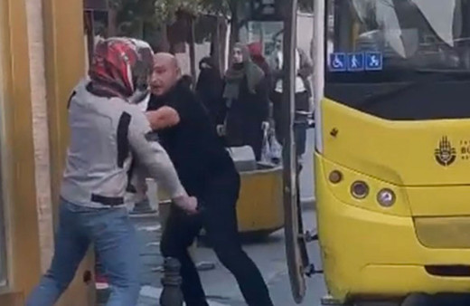 Motosikletli sürücü, elindeki bıçakla İETT otobüsü şoförüne saldırdı
