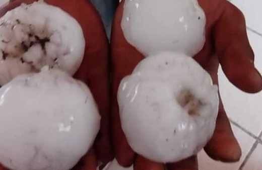 Tenis topu büyüklüğünde dolu yağdı! Korkunç görüntüler camlar paramparça oldu