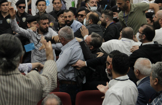 Altay'ın kongresinde yumruklar havada uçuştu