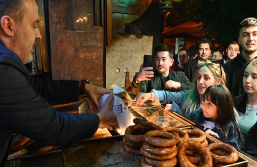 Bursa Büyükşehir Belediye Başkanı Aktaş ile gençler, çay ve simitle sahur yaptı