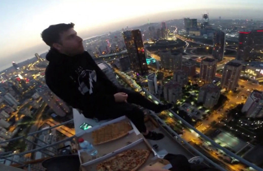 200 metre yüksekteki vinçte izleyenlerin yüreğini ağzına getiren iftar