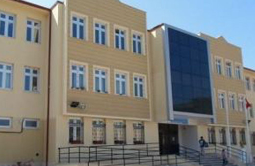 Öğrencisine ceza veren öğretmen iki veliden dayak yedi