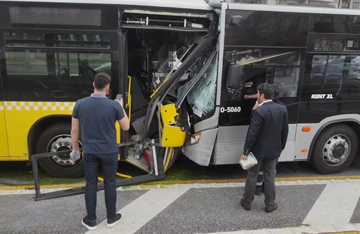 İstanbul Beylikdüzü'nde metrobüsler kafa kafaya çarpıştı