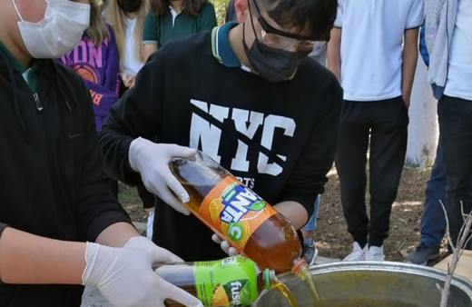 Öğrenciler yaptıkları sabunları satarak ihtiyaç sahiplerine erzak yardımında bulundular