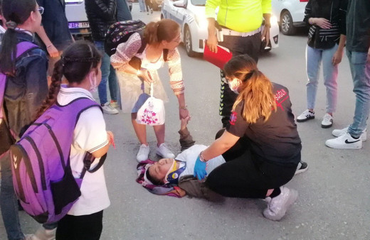 Evine giden kadına araç çarptı, çocukları başında endişeyle bekledi