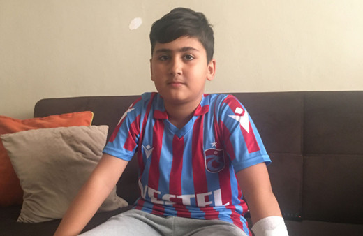 Okuldan kovulan çocuk ortalığı savaş alanına çevirdi! Arkadaşını bıçakladı