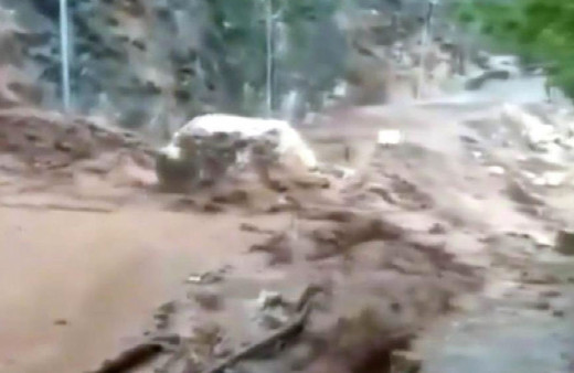 Kayseri'de heyelan oldu dev kaya parçaları ulaşımı yolu kapadı