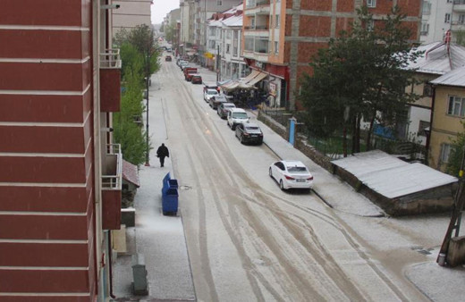 Başka erkeklerle konuştuğundan şüphelendiği için öldürmüş