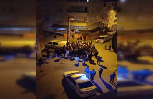 Esenyurt'ta taciz girişiminde bulunan şahıslar mahalleliler tarafından bıçaklandı