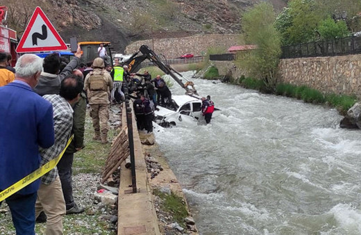 Van'da dereye yuvarlanan kamyonetteki 2 kişi öldü, 3 kişi yaralandı