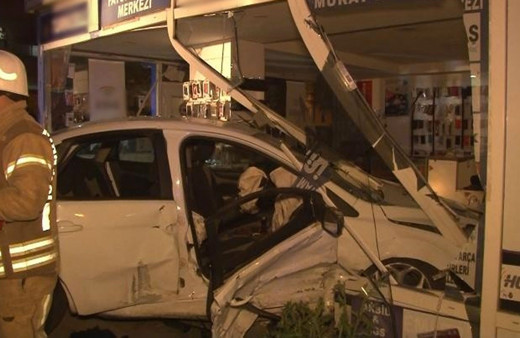 Çekmeköy’de 2 otomobil kafa kafaya çarpıştı: Otomobil dükkana daldı, 3 yaralı
