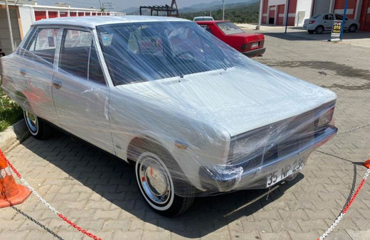 İzmir'de 79 model murat 131 otomobilini streç filmlere sararak koruyor