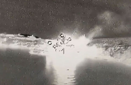  Ukrayna açıkladı: Rusya'ya ait çıkarma gemisini vurduk! İşte vurulma anı