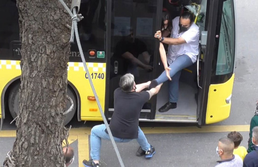  Kadıköy’de durak kavgası! İETT şoförü ile yolcu birbirine girdi o anlar kamerada