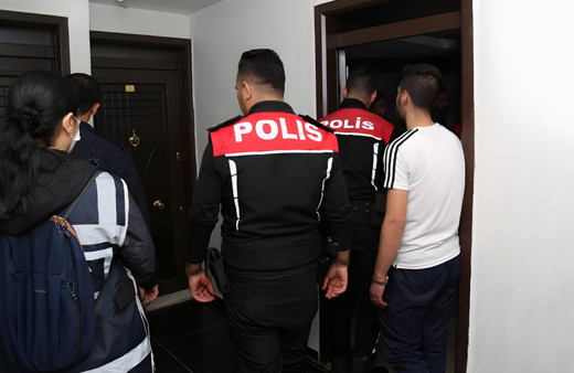 Ülke genelinde eş zamanlı denetlenen günübirlik evlerde aranan yüzlerce kişi yakalandı