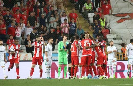 Antalyaspor evinde kazandı! Konyaspor ikincilik yarışında ağır yara aldı