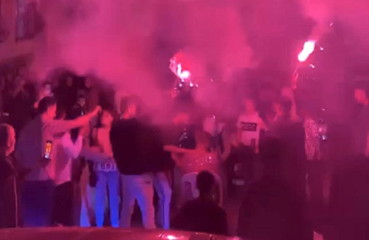 İstanbul'da inanılmaz görüntüler! Önce unlu yumurtalı eğlence yaptılar sonra yolu trafiğe kapattılar