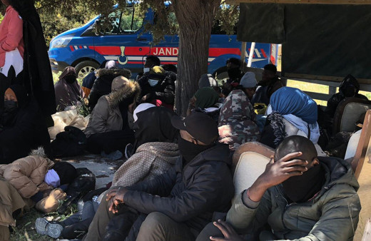 İzmir Çeşme'de çalıların arasında gizlenirken yakalandılar!