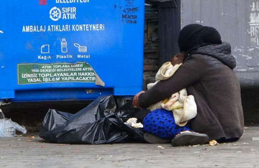 Kucağındaki bebekle dilenen kadının üzerinden bin 850 TL çıktı