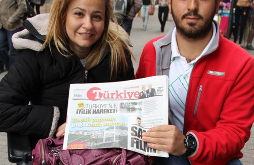 Eski vekil kendisine şemsiye tutan arkadaşıyla evleniyor! Evliliğimiz Osmangazi Köprüsü gibi olsun