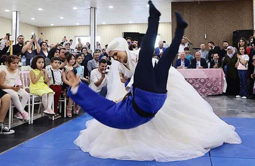 Siyah kuşak sahibi gelin damadı yerden yere vurdu o anlar görüntülendi