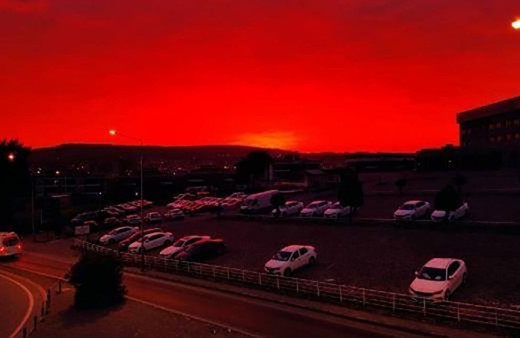 O kentte tüyler ürperten anlar; gökyüzü kan kırmızıya büründü!