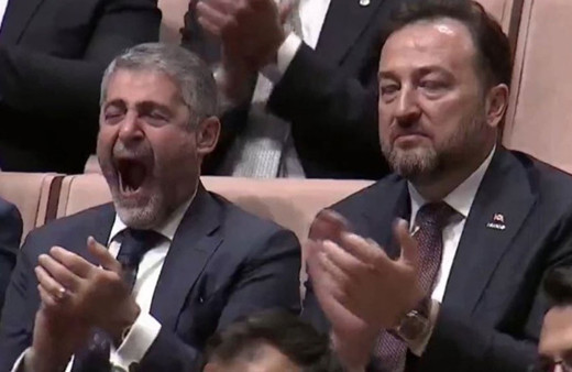 Cumhurbaşkanı Erdoğan konuşurken Hazine Bakanı Nureddin Nebati esnedi