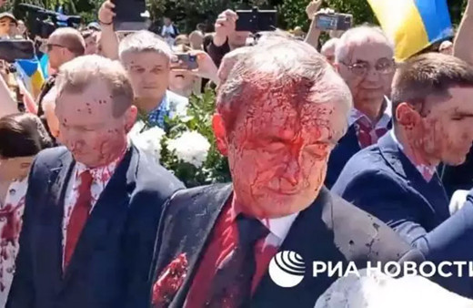 Rusya'nın Polonya Büyükelçisine büyük şok! Yüzüne kan rengi kırmızı boya attılar
