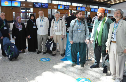 Umre seferleri 2 yıl aradan sonra yeniden başladı adayların büyük heyecanı