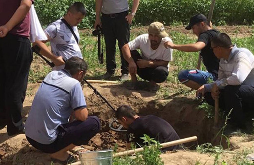 Bahçesini sularken buldu altın sikke Tuğrul ve Çağrı Bey dönemi Selçuklulara ait çıktı! İşte o sikke