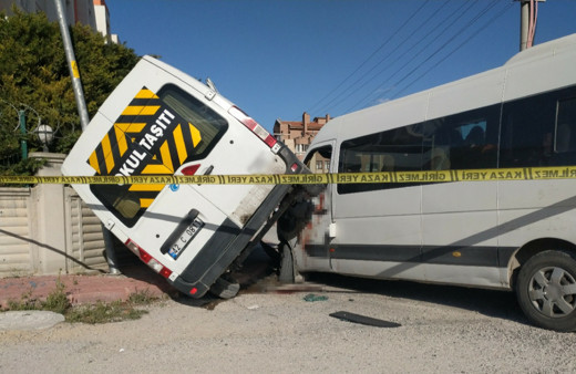 Konya'da okul servisleri çarpıştı! 2'si ağır çok sayıda yaralı var