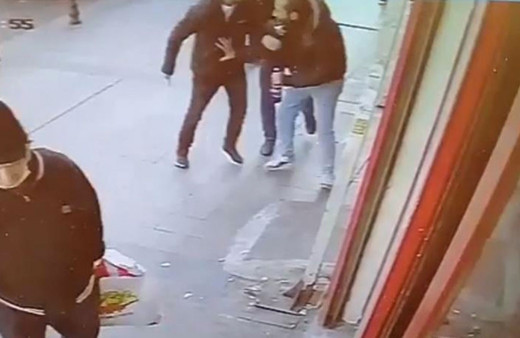 Beyoğlu'nda cinayet anı güvenlik kamerasında! Köşeye sıkıştırıp kalbinden bıçakladı