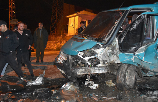 Hakkari'de trafik kazasında biri polis 2 kişi hayatını kaybetti 5 kişi de yaralandı