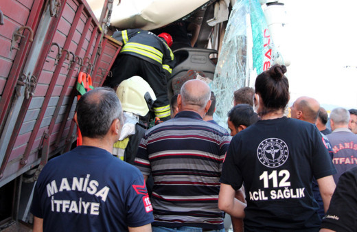 Manisa'da işçi otobüsüyle kamyon çarpıştı! Çok sayıda ölü ve yaralı var