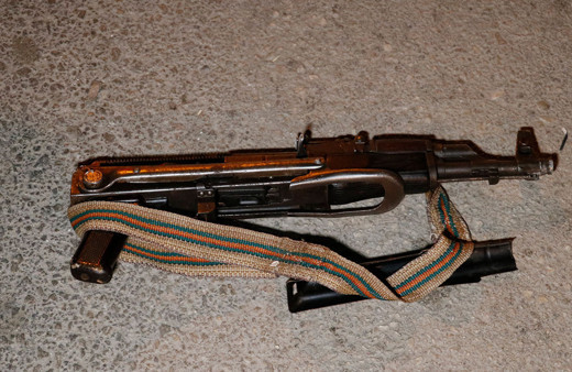 Motosiklet üzerinde ellerinde kalaşnikofla saldırıya giderken yakalandılar!