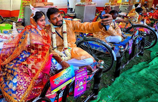 Toplu düğün töreninde elektrik kesildi: Kız kardeşler yanlış damatla evlendi!