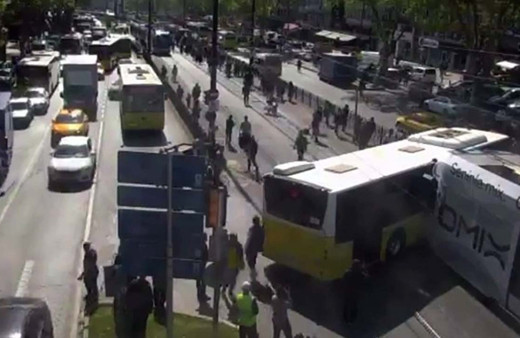 Fatih'te tramvayın İETT otobüsüne çarptığı kazanın görüntüleri ortaya çıktı