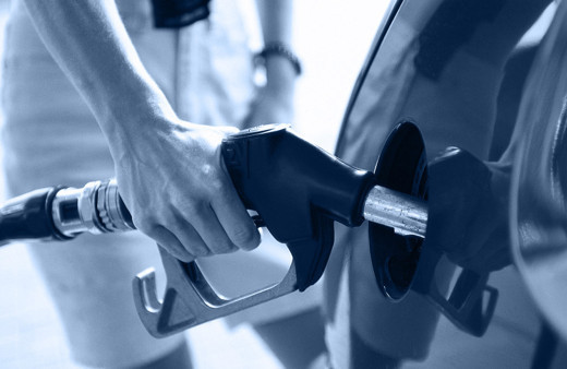 Benzin ve motorine çok kallavi zam geldi. Benzin 24 lirayı motorinin fiyatı 22 lirayı aştı