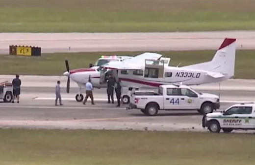 Havacılık tarihine geçecek olay: Pilot hastalanınca uçağı yolcu indirdi!