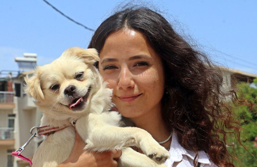 Su almak için girdiği markette köpeğine tekme atıldı. Genç kadın neye uğradığını şaşırdı