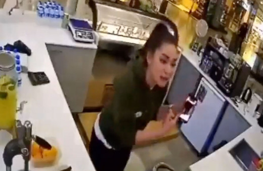 Genç kadın AVM'de selfie tacizcisi mülteci sapığa dersini verdi! Elinden telefonunu alıp kırdı